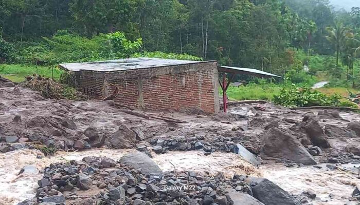 Banjir Bandang Terjang Paninjauan, Akses Jalan Putus dan Fasilitas Warga Tertimbun