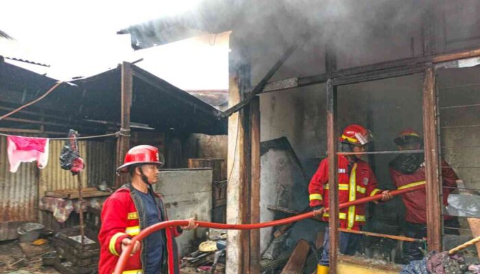 Empat Petak Rumah Ludes Dilalap Api di Alang Laweh Padang