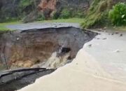 Jalan Provinsi SIMAKA Amblas ke Jurang di Malalak, Akses Putus Total