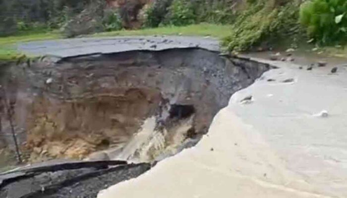 Jalan Provinsi SIMAKA Amblas ke Jurang di Malalak, Akses Putus Total