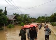 Banjir  Pasbar Akibatkan Putus Akses jalan, Jenazah Warga Terpaksa Ditandu Estafet di Jembatan Batang Saman
