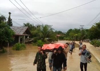 Banjir  Pasbar Akibatkan Putus Akses jalan, Jenazah Warga Terpaksa Ditandu Estafet di Jembatan Batang Saman