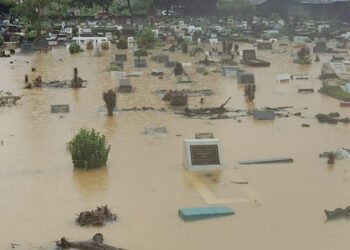 Ratusan Makam Terendam di TPU Tunggul Hitam, Pemandangan Mengerikan di Pinggir Sungai Berarus Coklat