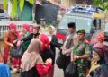 Bundo Kandung Turun ke Genangan, Hangatkan Warga Kotobaru dengan Ratusan Nasi Bungkus