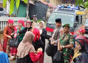 Bundo Kandung Turun ke Genangan, Hangatkan Warga Kotobaru dengan Ratusan Nasi Bungkus