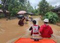 Hadang Derasnya Banjir, Relawan PMI Evakuasi Warga yang Terjebak di Rumahnya