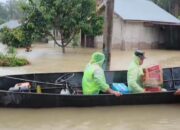 Banjir Landa Pasbar, Polsek Lembah Melintang Gerak Cepat Salurkan Bantuan dan Evakuasi Warga