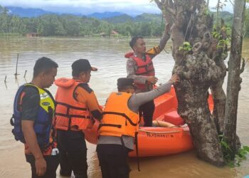 Kapolsek Bayang Pimpin Evakuasi Warga Terjebak Banjir di Nagari Gurun Panjang Barat