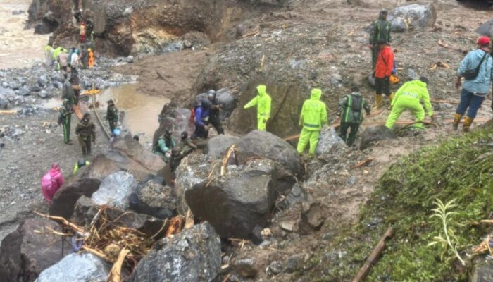 Hari Kedua, Evakuasi Warga di Jembatan Kembar Terus Dikebut