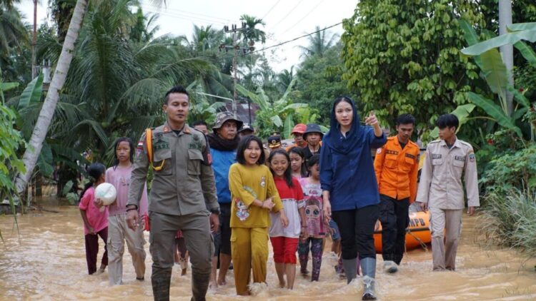 Bupati Dharmasraya Annisa Suci Ramadhani saat melihat bencana banjir. IST
