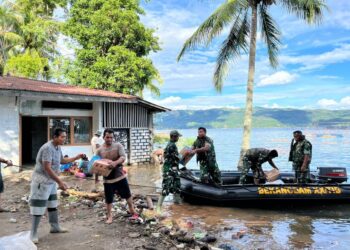 Akses Darat Lumpuh, Kodam XX/TIB Kirim Logistik via Danau Singkarak ke Korban Banjir