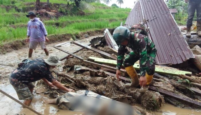Sosok Bhabinsa Salareh Aia Jadi Sandaran Warga di Tengah Musibah Galodo