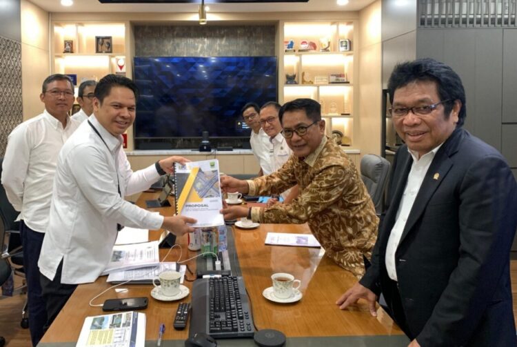 Bupati Padang Pariaman, John Kenedy Azis, melakukan audiensi dengan Wakil Ketua Komisi V DPR RI, Ir. Ridwan Bae serta Dirjen Bina Marga Kementerian PUPR, Ir. Roy Rizali Anwar, S.T., M.T., di Jakarta, Senin (3/11).HUMAS