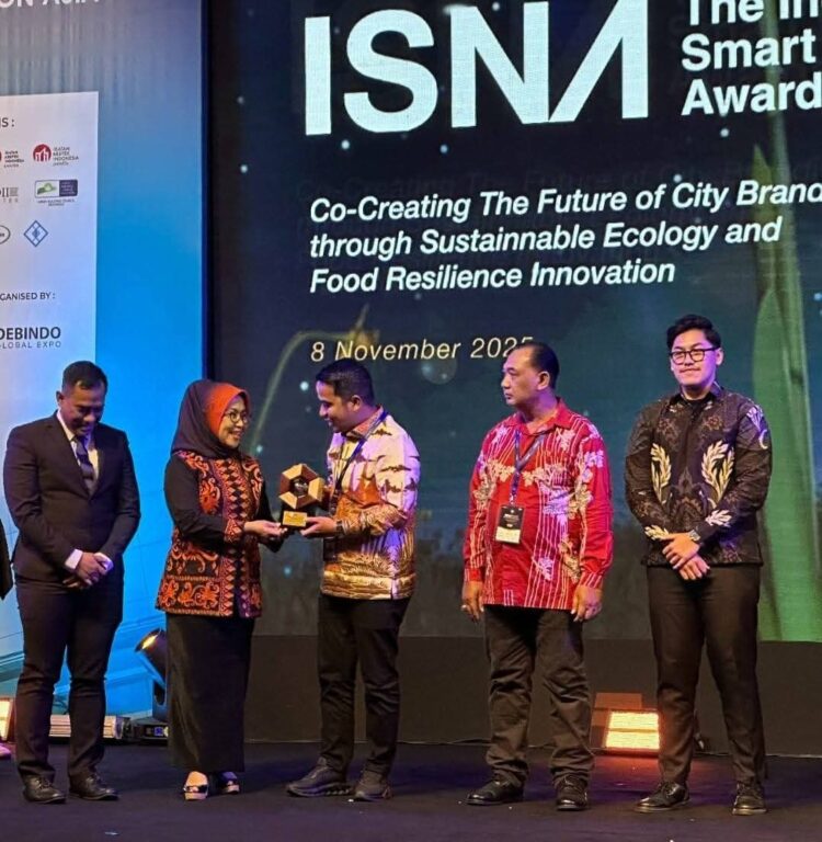 Wali Kota Solok, Ramadhani Kirana Putra menerima Indonesia Smart Nation Awards (ISNA) 2025 untuk kategori Best Food Resilience, yang digelar di Nusantara 3, Indonesia Convention Exhibition (ICE) BSD City, Tangerang Selatan, Banten, Sabtu (8/11). IST