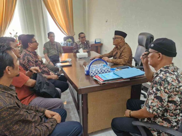 KPP Pratama Bukittinggi bersama Bupati Yulianto membahas pembangunan kantor dari tanah hibah Pemkab Pasbar. OSNIWATI