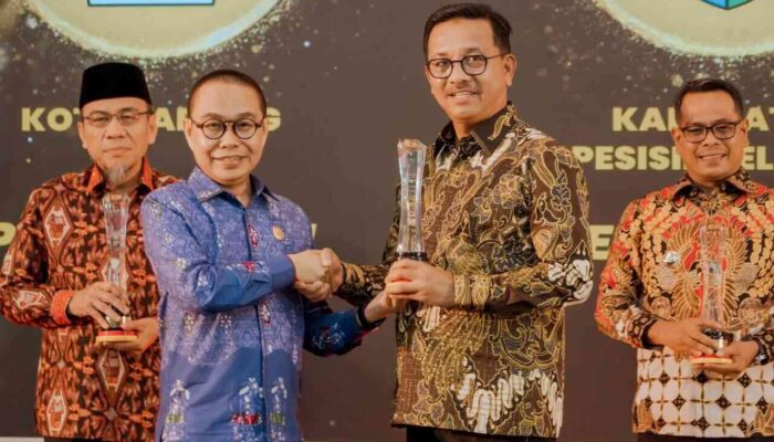 Solsel Masuk Tiga Terbaik Badan Publik Informatif di Sumbar 