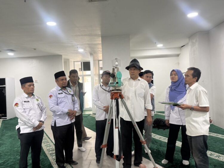 Tim Kanwil Kemenag Sumbar melakukan kalibrasi arah kiblat di musala di kawasan Bandara Internasional Minangkabau (BIM), beberapa waktu yang lalu. Kegiatan kalibrasi ini merupakan bagian dukungan terhadap pengembangan wisata halal di Sumbar. IST/KEMENAG