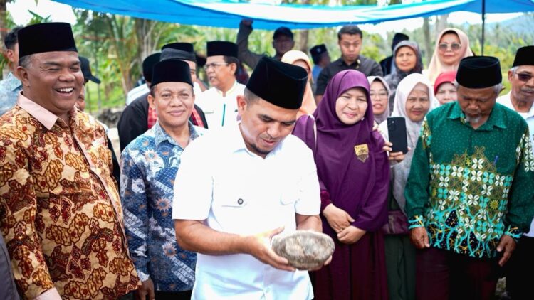 Wakil Bupati Solok, Candra, melakukan peletakan batu pertama pembangunan Saung Kelas Unggul Tahfiz MTs Muhammadiyah Sumani di Jorong Kapuah, Nagari Sumani, Kabupaten Solok, baru-baru ini. IST/HUMAS