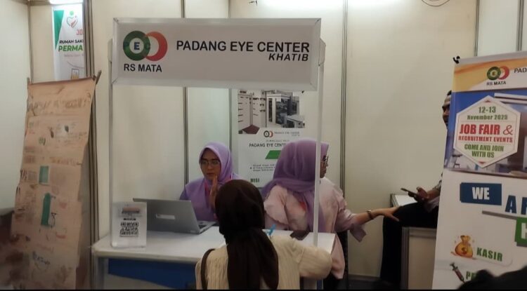 Suasana para pencaker memantau stan loker pada Padang Job Fair 2025, Rabu (12/11). NURFATIMAH