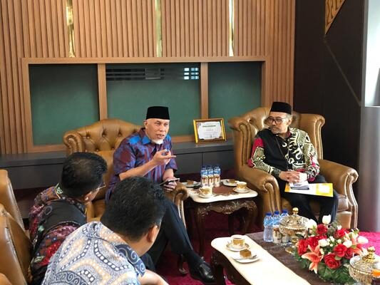 Gubernur Sumbar, Mahyeldi Ansharullah menerima kunjungan Kepala Badan Pusat Statistik (BPS) Sumbar, Sugeng Arianto bersama jajaran di Ruang Kerja Gubernur, Kamis (6/11). IST
