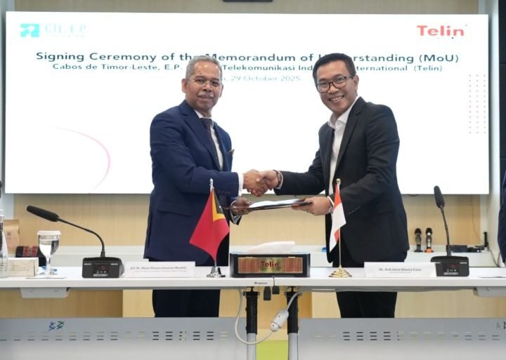Menteri Transportasi dan Komunikasi / President of the CTL Board Miguel Manetelu (kiri) dan CEO Telin Budi Satria Dharma Purba (kanan) pada acara Penandatanganan Memorandum of Understanding (MoU) kolaborasi pengembangan infrastruktur dan konektivitas digital antara Timor-Leste dan Indonesia di Jakarta, pada Rabu (29/10).