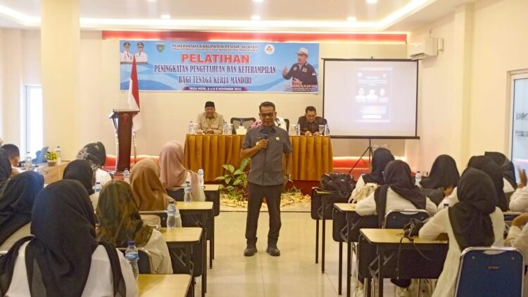 Wakil Bupati Pesisir Selatan (Pessel), Risnaldi Ibrahim, secara resmi membuka kegiatan Pelatihan Peningkatan Pengetahuan dan Keterampilan bagi Tenaga Kerja Mandiri yang digelar di Hotel Triza Painan, Kamis (6/11/2025). IST