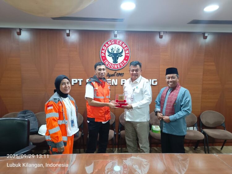 Kepala Pusat Pengendalian Lingkungan Hidup (Kapusdal LH) Wilayah Sumatera Kementerian Lingkungan Hidup, Zamzami, melakukan kunjungan kerja ke PT Semen Padang, Senin (29/9). IST