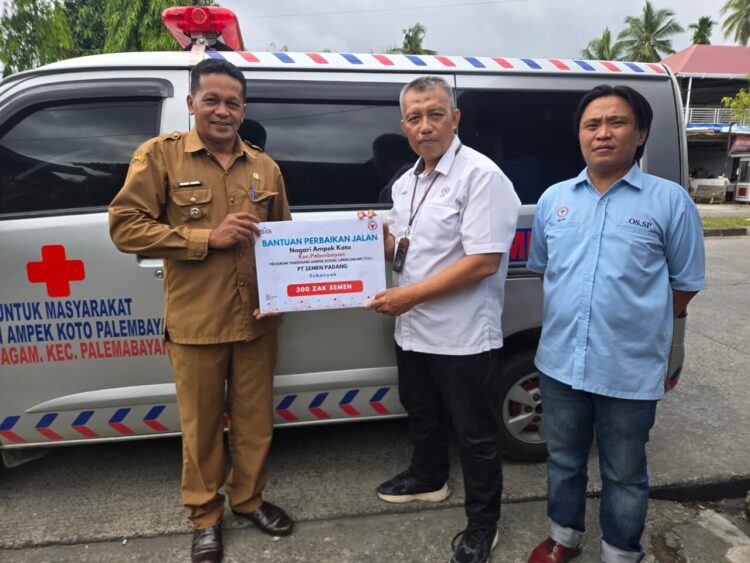 PT Semen Padang menyalurkan bantuan 300 zak semen untuk program betonisasi jalan di Nagari Ampek Koto, Kecamatan Palembayan, Kabupaten Agam. IST