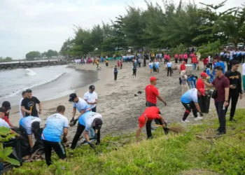 Didukung PT Semen Padang, Polda Sumbar Pecahkan Rekor MURI Lewat Aksi Bersih Pantai Purus