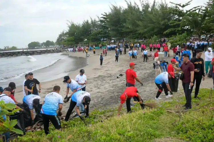 Pagi cerah di Pantai Purus, Kota Padang, menjadi saksi semangat kebersamaan ribuan orang yang turun langsung membersihkan pesisir pantai. IST