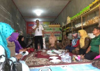PT Semen Padang Salurkan Rp30 Juta untuk Peningkatan Produksi UMKM Seribu Keripik