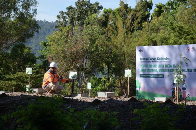 PT Semen Padang mengajak ratusan pelajar dari berbagai jenjang pendidikan menanam 2.000 batang pohon Kaliandra di kawasan Bukit Atas. IST