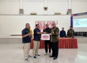 Dirut PT Semen Padang Serahkan Bantuan Senilai Rp210 Juta untuk Penanganan Bencana ke Gubernur