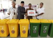 Tanamkan Budaya Peduli Lingkungan, PT Semen Padang Serahkan 16 Tong Sampah Terpilah ke Sekolah dan Masjid Raya Sumbar