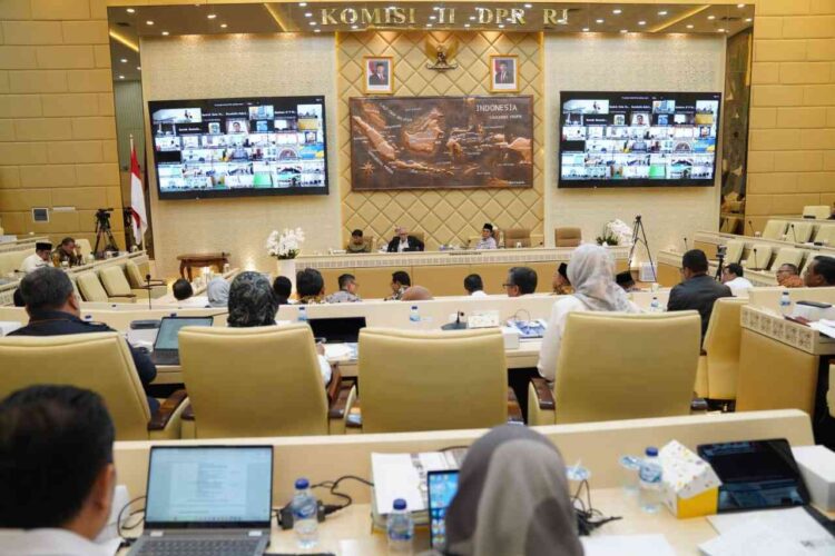 Rapat Dengar Pendapat Komisi II DPR dengan Bawaslu, KPU, dan DKPP di Gedung DPR, Senin (24/11/2025). IST