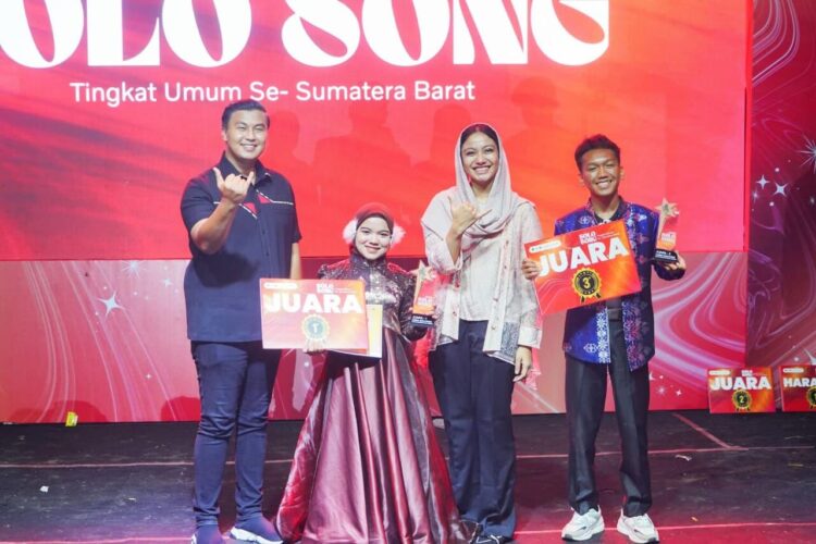Bupati Dharmasraya Annisa Suci dan Anggota DPRD Sumbar, Varel Oriano menyerahkan hadiah kepada pemenang lomba solo song. IST
