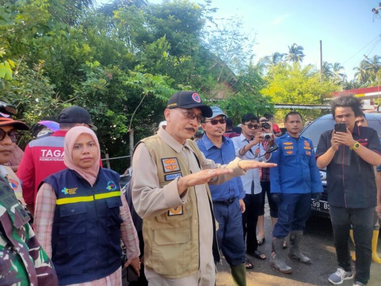upati Pesisir Selatan Hendrajoni bersama rombongan meninjau kondisi banjir di tiga kecamatan terdampak, yaitu Batang Kapas, Sutera, dan Lengayang. IST