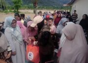 Lisda Hendrajoni Serahkan 300 Paket Sembako untuk Empat Nagari Terisolasi di Bayang Utara