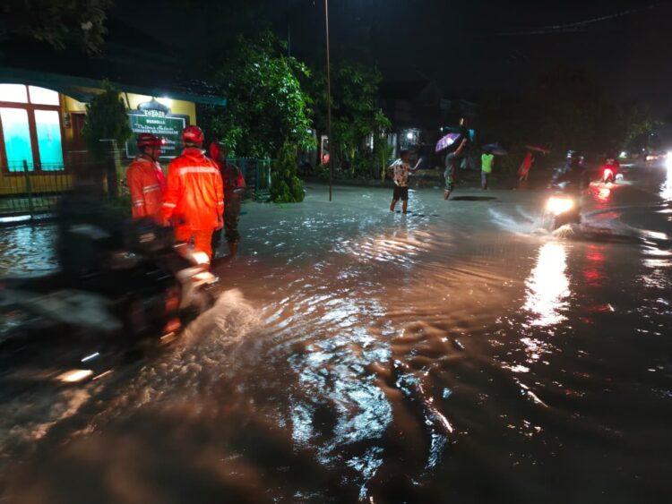 Kondisi banjir terjadi di Kabupaten Nganjuk pada Senin (10/11). Foto: BPBD Kab. Nganjuk