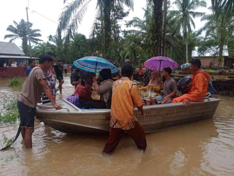 Tim gabungan mengevakuasi warga terdampak banjir di Kabupaten Agam, Provinsi Aceh pada Selasa (25/11). Sumber foto: BPBD Kabupaten Agam.