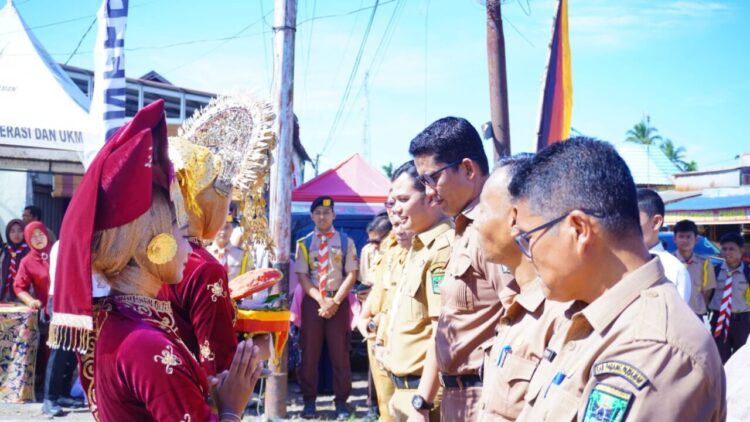 Festival Anak Nagari Kampuang Galapuang Ulakan Baralek Gadang secara resmi dibuka oleh Wakil Bupati Rahmat Hidayat, Senin (3/11).RATNA