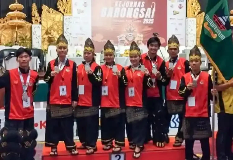Kontingen Sumatera Barat meraih satu medali perak dan satu medali perunggu pada Kejuaraan Nasional (Kejurnas) Barongsai 2025 yang digelar di Prime Plaza Hotel Sanur, Sanur, Kota Denpasar, Bali, pada 22–24 November 2025. IST