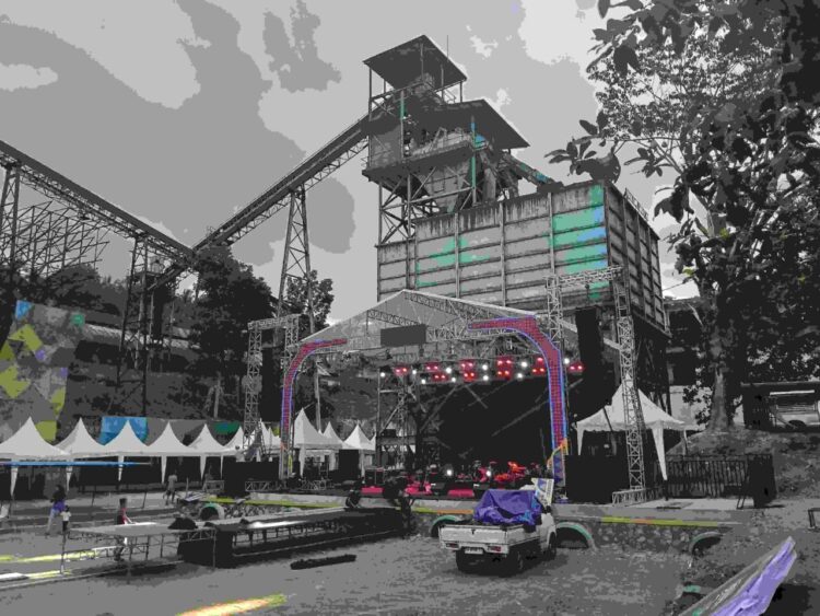 Kota Sawahlunto siap menyambut ribuan pengunjung domestik dan internasional dalam perhelatan akbar dua acara utama, yakni Sawahlunto International Music Festival (SIMFES) 2025 dan Festival Batik Sumatera Barat 2025 pada 7 - 8 November 2025 di Lapangan Kawasan Taman Silo.DAKO