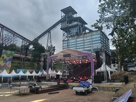 Kota Sawahlunto siap menyambut ribuan pengunjung domestik dan internasional dalam perhelatan akbar dua acara utama, yakni Sawahlunto International Music Festival (SIMFES) 2025 dan Festival Batik Sumatera Barat 2025 pada 7 - 8 November 2025 di Lapangan Kawasan Taman Silo.DAKOGA