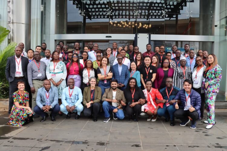 Plt. Deputi Bidang Pencegahan BNPB (berbaju batik) mengikuti rangkaian diskusi dalam kegiatan Communities in Pandemic Preparedness and Response (COPPER) melalui Community Engagement (CE) dan Community-led Monitoring (CLM) yang diselenggarakan pada 27–29 Oktober 2025 di Nairobi, Kenya.