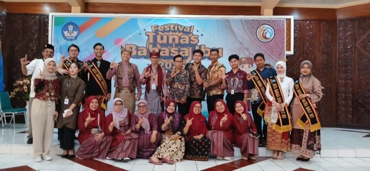 Balai Bahasa Provinsi Sumatera Barat (BBPSB) melalui Tim Kerja Pemodernan dan Pelindungan Bahasa kembali menghadirkan semarak Festival Tunas Bahasa Ibu (FTBI) 2025 Jenjang SD Tingkat Provinsi Sumatera Barat. IST