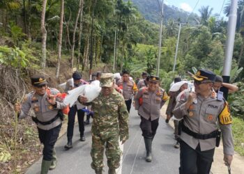 Wabup Risnaldi Bersama Kapolres Pessel Antarkan Langsung Bantuan untuk Warga Terisolasi di Bayang Utara