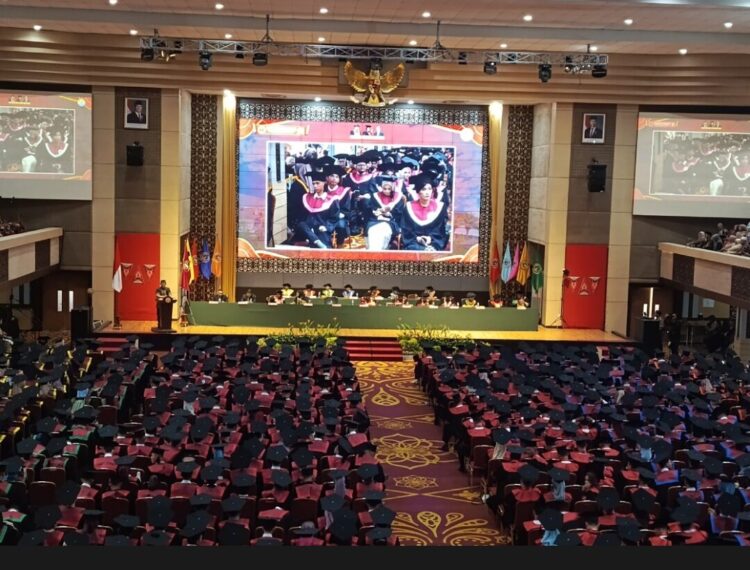 PROSES WISUDA—Unes dan AAI Padang menggelar upacara wisuda, Sabtu (1/11) di Auditorium Universitas Negeri Padang (UNP).WINDA