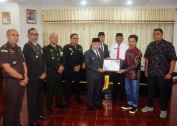 Bupati Agam Serahkan Piagam Penghargaan Kepada Wajib Pajak Daerah dan Pengelola PAD 