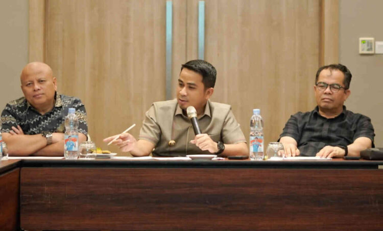 Wali Kota Solok Ramadhani Kirana Putra didampingi Sekda Desmon dan Direktur Perumda Pincuran Gadang Rabbi Luski, saat menanggapi sejumlah program kerja pada Rapat Pembahasan Rencana Kerja dan Anggaran Perusahaan (RKAP)  Perumda Air Minum Pincuran Gadang Tahun 2026 di ZHM Grand Zuri Padang, Jumat (21/11). DOK WANDI  MALIN